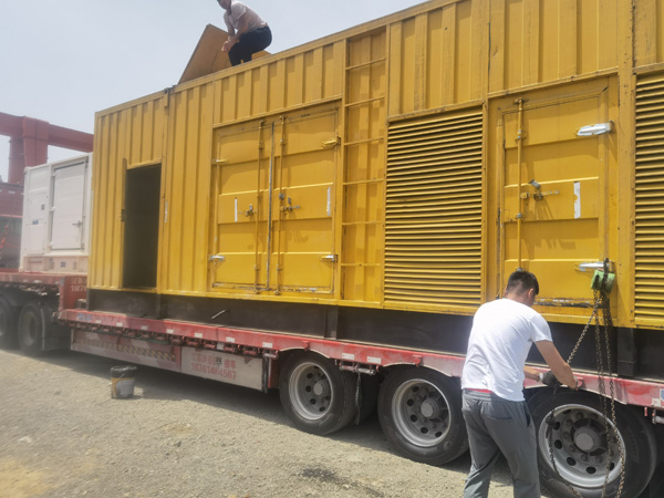 和田除了负载情况和发动机维护，还有哪些因素会影响 200kw 柴油发电机的油耗？