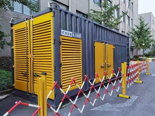 和田如何使用转速表检查发动机的转速？