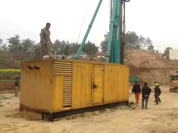 和田如何判断水冷式机油散热器密封件是否需要更换？