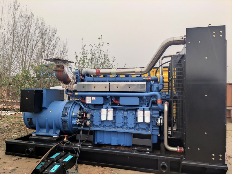 和田柴油发电机组更换机油时，应遵循哪些步骤？